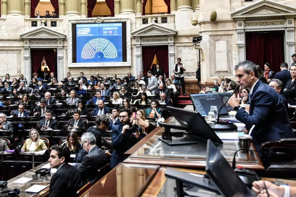 El presidente de la Cámara de Diputados de Argentina, Martín Menem, anuncia el resultado de la votación del proyecto en general de la Ley Bases, a 30 de abril de 2024. — EFE