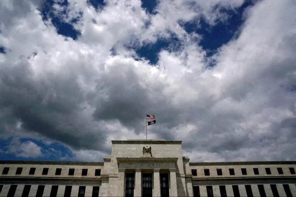 La bandera de EEUU y la enseña de la Reserva Federal, en lo alto de la sede del banco central estadounidense, en Washington. — Kevin Lamarque / REUTERS