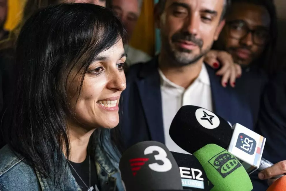 La alcaldesa de Ripoll y líder de Aliança Catalana, Silvia Orriols, atiende a los medios tras conseguir dos diputados que permitirán que su formación se estrene en el Parlament de Catalunya. — Siu Wu / EFE