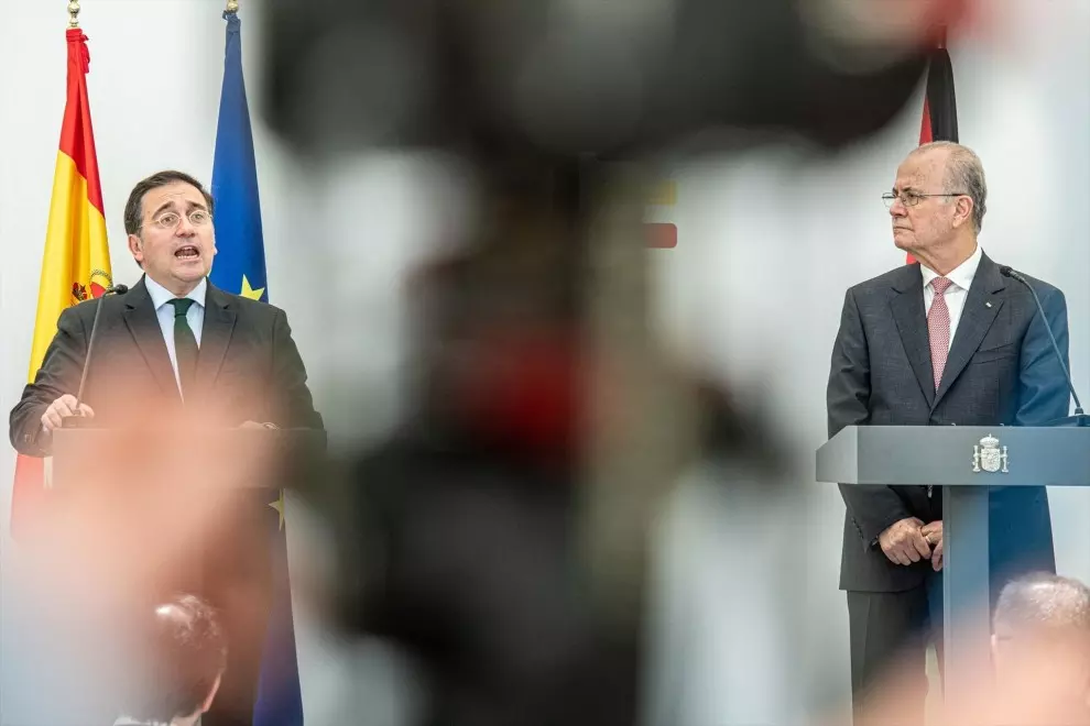 El ministro de Exteriores, José Manuel Albares, y el primer ministro palestino y responsable de Exteriores, Mohamed Mustafa, ofrecen una rueda de prensa tras reunirse, a 26 de mayo de 2024, en Bruselas. — Belga / Europa Press