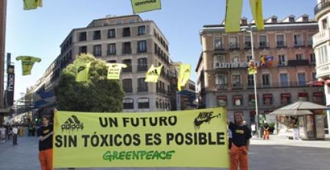 Greenpeace denuncia los" trapos sucios" de y | Público