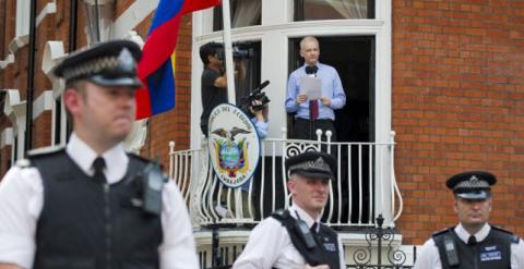 Julian Assange se dirige a los periodistas desde un balcón de la Embajada de Ecuador en Londres.