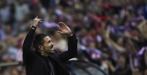 Simeone pide ánimos a los aficionados en la vuelta de Champions ante el Barça. PIERRE-PHILIPPE MARCOU / AFP