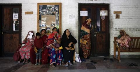 Varias personas hacen fila para recibir tratamiento en una clínica para los afectados por la catástrofe de Bhopal en 1984. REUTERS