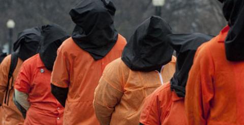Activistas protestan con monos y capuchas como los de los presos de Guantánamo.- SAUL LOEB (EFE)