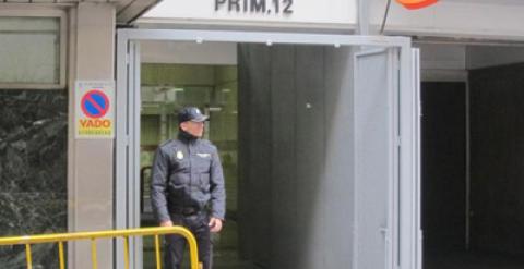 Un agente de policía vigila en la entrada de la actual sede de la Audiencia Nacional, en la madrileña calle de Prim.