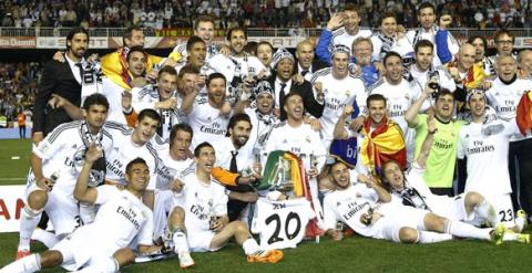 Los jugadores del Madrid celebran el título en Mestalla con la Copa. JAVIER SORIANO / AFP