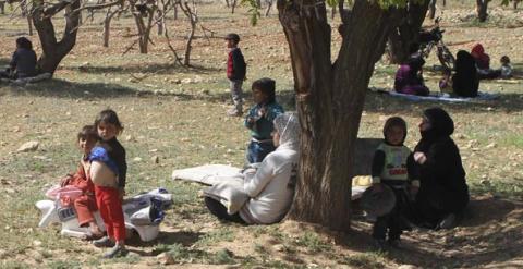 Un varias familias de refugiados sirios en su casa improvisada en un parque en el pueblo de Tfail en el Valle de la Bekaa tras huir de la violencia en Siria.