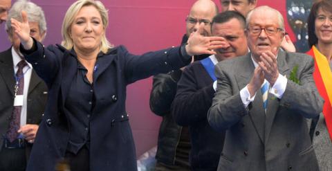 Marine Le Pen, junto a su padre Jean-Marie Le Pen. La vieja y la nueva cara de un mismo partido, el Frente Nacional.