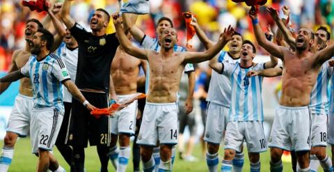 Los jugadores argentinos celebran el pase a semifinales tras ganar a Bélgica. REUTERS/Dominic Ebenbichler