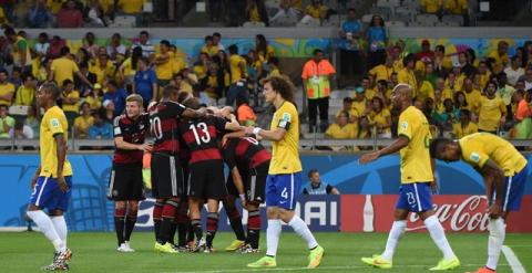 Los jugadores alemanes celebran uno de los goles ante los lamentos de los brasileños. PEDRO UGARTE / AFP