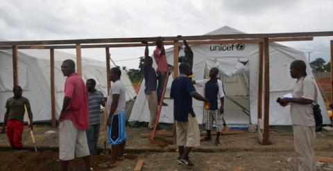 Varios trabajadores construyen tiendas de campaña para tratar a los pacientes de Ebola en Monrovia, capital de Liberia, el pasado 12 de agosto.
