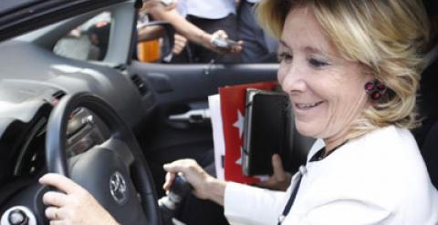 La expresidenta de la Comunidad de Madrid, Esperanza Aguirre, en coche, en una imagen de archivo.