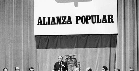 Fraga, en un discurso ante los miembros de Alianza Popular. (EFE/Archivo)