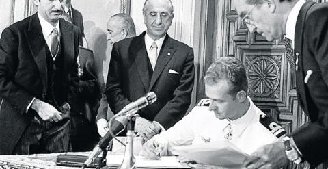 El entonces príncipe Juan Carlos firma su aceptación como sucesor de Franco. - EFE