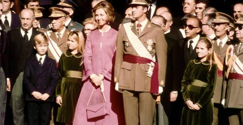 Juan Carlos I el día de su coronación junto a la reina Sofía.- EFE-Archivo