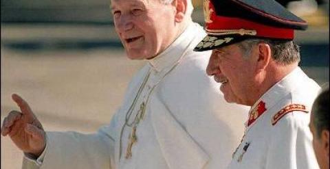 Juan Pablo II y Pinochet, durante la visita del Papa a Chile en 1987.