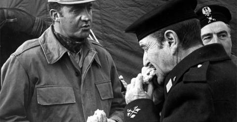 El rey comparte un bocadillo con el general Milans del Bosch durante una visita a las instalaciones de Colmenar Viejo (Madrid) en 1977. Milans del Bosch fue en 1981 uno de los artífices del golpe de Estado. (EFE/Archivo)