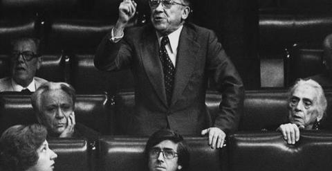 Santiago Carrillo durante una intervención en el Congreso en 1977. (EFE/Archivo)