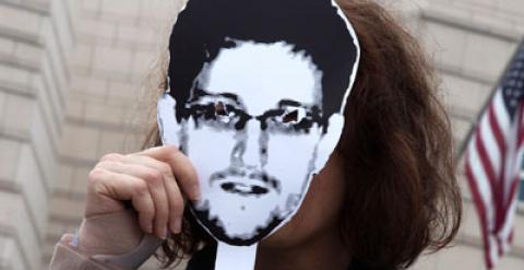 Una manifestante con careta de Snowden durante una protesta en Berlín.