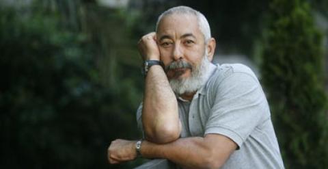 Leonardo Padura, ayer, en los jardines de la Biblioteca Nacional. -