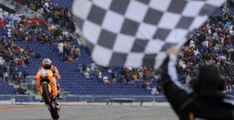 Stoner entra triunfal en la meta del circuito de Motorland./ AFP