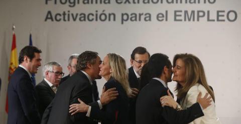 El jefe del Ejecutivo, Mariano Rajoy, presidió hoy la firma entre el Gobierno y los interlocutores sociales del acuerdo para la activación del empleo que recoge una ayuda mensual de 426 euros para parados de larga duración.