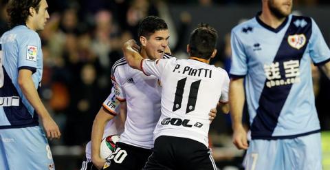 El delantero argentino del Valencia Pablo Piatti celebra el gol marcado en propia puerta por el defensa del Rayo Vallecano, Jorge García Morcillo. /EFE