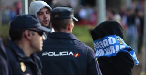 Varios policías identifican a supuestos ultras antes de una partido de fútbol. -EFE