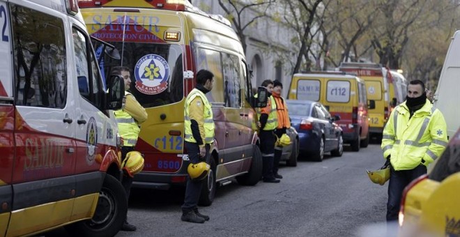 Varias ambulancias del SAMUR en los alrededores de la calle Génova de Madrid. /EFE