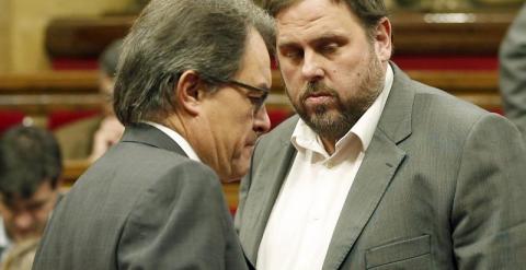 El presidente de la Generalitat, Artur Mas , y el líder de ERC, Oriol Junqueras, conversan en el hemiciclo tras la reunión que han mantenido en el despacho del presidente catalán en el Parlament. /Andreu Dalmau (EFE)