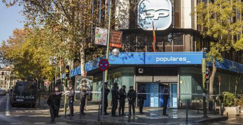 Varios agentes de la Policía frente a la entrada de la sede del PP, en Madrid. REUTERS/Andrea Comas