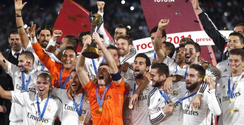 El portero y capitán del Real Madrid, Iker Casillas (c), levanta el trofeo de campeones del Mundial de Clubes rodeado de sus compañeros, tras vercer a San Lorenzo en la final disputada esta noche en el Gran Estadio de Marrakech, en Marruecos. EFE/Chema Mo