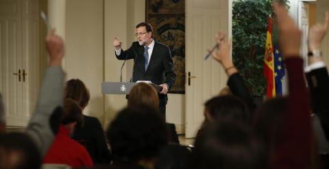 El presidente del Gobierno, Mariano Rajoy, durante la rueda de prensa en el Palacio de la Moncloa, tras el último Consejo de Ministros del año. EFE/Javier Lizón
