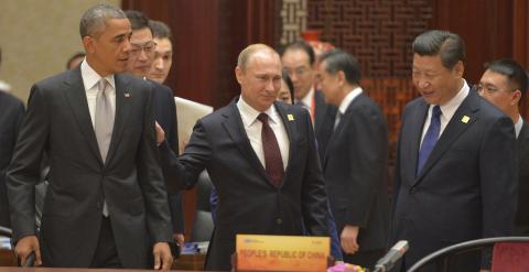El presidente ruso Vladimir Putin junto al presidente de EEUU, Barack Obama y al de China, Xi Jinping, en la última cumbre de la APEC, el pasado noviembre. REUTERS/Alexei Druzhinin