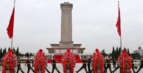 Un grupo de soldados participan en una ceremonia oficial en la Plaza de Tiananmen de Pekín. REUTERS/China Daily