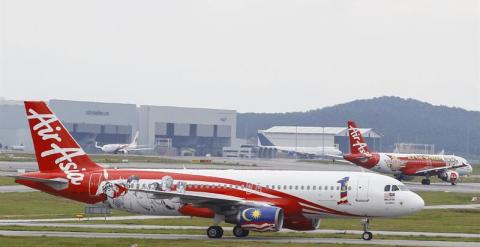 amiliares de los pasajeros desaparecidos esperan noticias sobre el paradero del avión en el aeropuerto de Juanda, en Indonesia. EFE