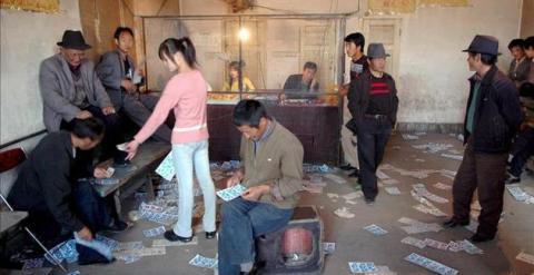 Fotografía de archivo de ciudadanos chinos en un centro de juego en Tianjun, en la provincia de Qinghai. EFE