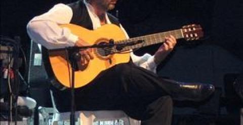 El guitarrista Paco de Lucía durante el concierto que dio anoche en el Mar Muerto israelí. EFE