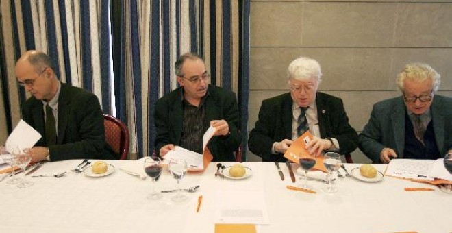 El director del Instituto Ramón Llull, Josep Bargalló (2ºi), acompañado por Joaquim Vallverdú (2ºd), Isidor Mari (i) y Joaquim Molas (d), jurado del Premio Internacional Ramón Llull de año pasado en un hotel de Barcelona.