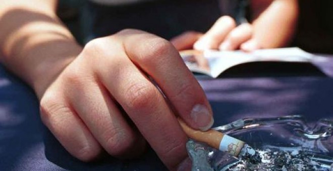 Fumar es 'un estilo de vida' para uno de cada cuatro médicos de Atención Primaria que decide 'no meterse' en esta espinosa cuestión cuando trata a pacientes víctimas del tabaquismo en sus consultas.