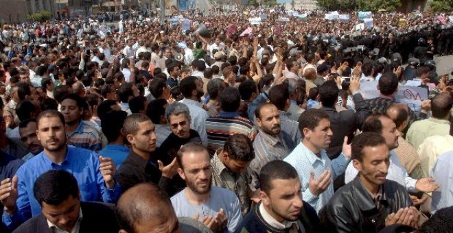 Cientos de manifestantes rezan durante una protesta contra el arresto de los candidatos de los Hermanos Musulmanes para las próximas elecciones locales, el pasado 1 de abril .
