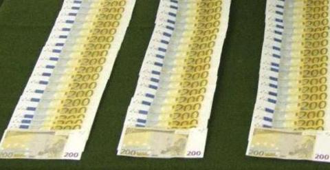 En la imagen, billetes de 200 euros falsos, que recibían desde Bulgaria, a través de líneas regulares de autobuses.