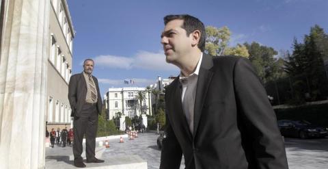 El líder del opositor partido SYRIZA, Alexis Tsipras (dcha), a su llegada al Parlamento en Atenas (Grecia). /EFE
