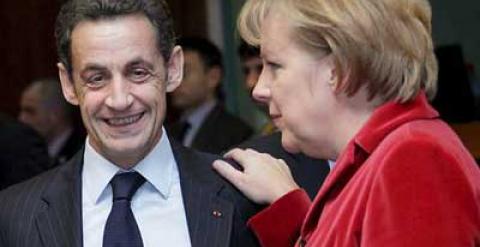 El presidente francés, Nicolas Sarkozy, y la presidenta de turno del Consejo de Europa y canciller alemana, Angela Merkel, fotografiados al inicio de la cumbre de la Unión Europea en Bruselas.