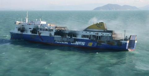 El ferry Norman Atlantic es remolcado hoy, este martes 30 de enero de 2014, hasta el puerto de Brindisi (Italia). EFE