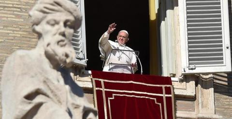 El Papa Francisco saluda a los miles de turistas y peregrinos desde la ventana del Palacio Apostólico durante la primera oración del Ángelus del año en el Vaticano, hoy, jueves 1 de enero de 2014