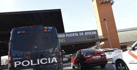 Imagen del despliegue policial en torno a la estación de Atocha, que ha sido desalojada esta mañana durante una hora, después de que un hombre, de origen magrebí, amenazara con inmolarse detonando un supuesto explosivo que portaba en la mochila. EP