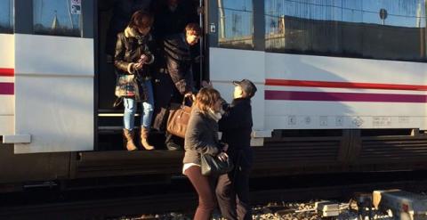 Viajeros abandonando su vagón, detenido unos cientos de metros antes del intercambiador de Atocha. El tráfico ferroviario estuvo detenido hasta pasadas las 11.30 horas. EP