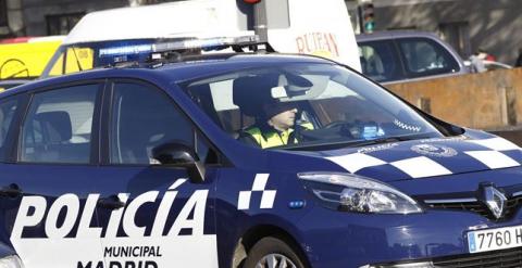 Un coche patrulla de la Policía municipal de Madrid vigila la rotonda frente a la estación de Atocha. Fuentes policiales han confirmado que la mochila del detenido, que no estaba fichado como radical islamista, sólo contenía una botella de agua y que se t